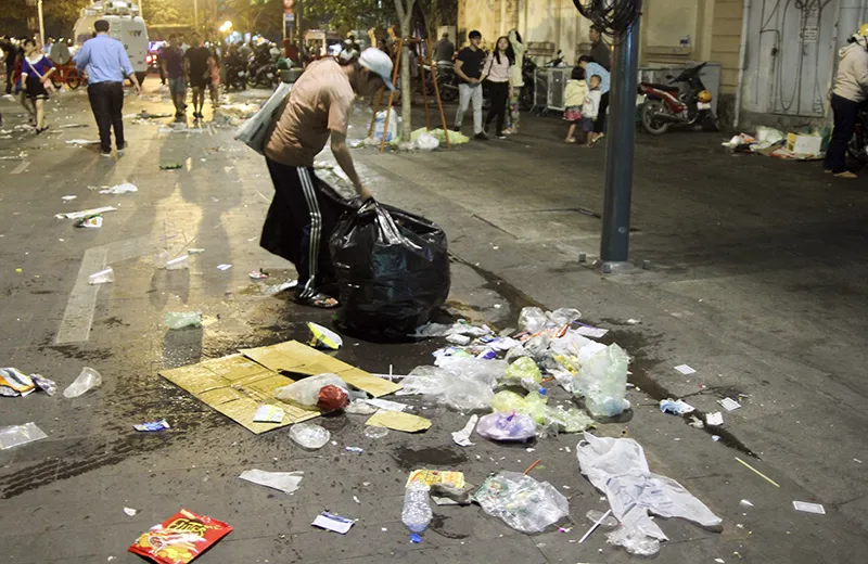 Mưu sinh đêm giao thừa ảnh 15 Mưu sinh đêm giao thừa ảnh 15